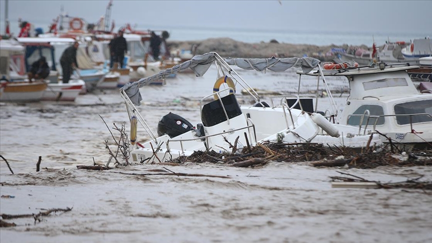 Çanakkale'de debisi yükselen Kepez Çayı taştı!