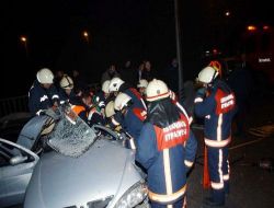 Kaza Yapan Otomobil İkiye Bölündü: 4 Ağır Yaralı