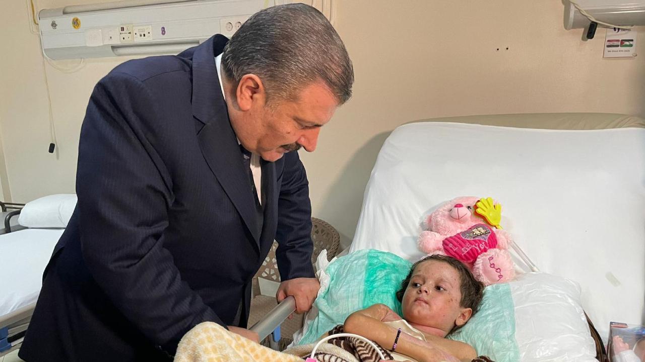 Bakan Koca'nın Gazzeli yaralı çocuklarla duygulandıran buluşması