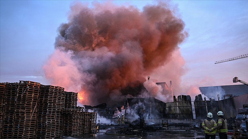 Esenyurt'ta plastik üretilen atölyede çıkan yangın söndürüldü