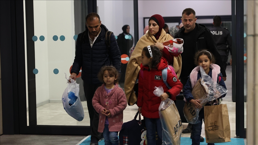 Gazze'den tahliye edilen Türkiye ve KKTC vatandaşları İstanbul'a geldi