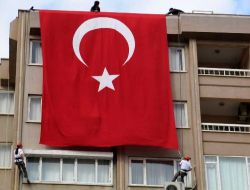 9 Katlı Belediye Binasının Çatısından Türk Bayrağı Açarak Aşağı İndiler