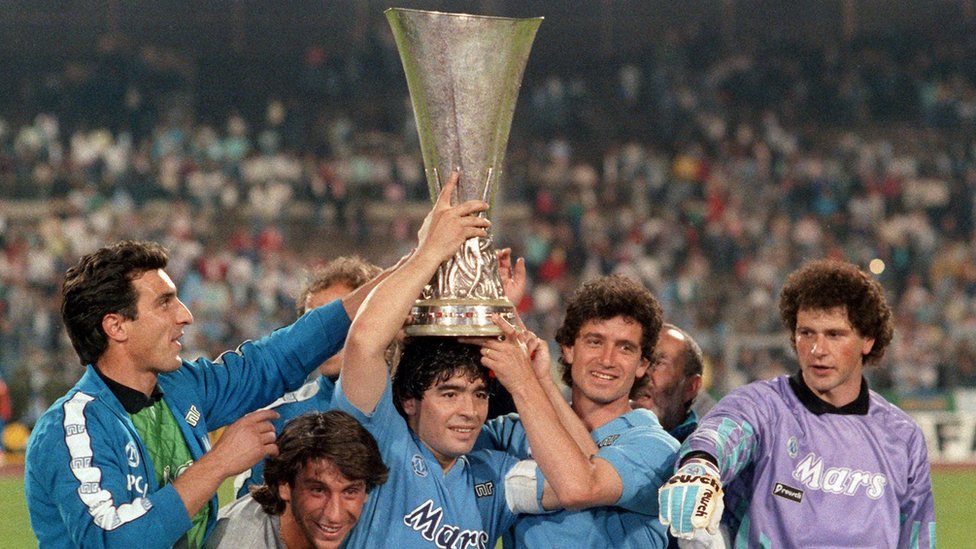 Futbol efsanesi Maradona vefatının 3. yılında anılıyor