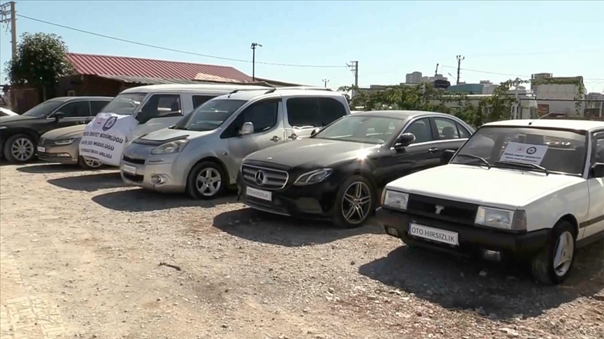 Mersin'de depremde hasar gören araçlarla "Change" yaptıkları iddiasıyla 22 kişi yakalandı