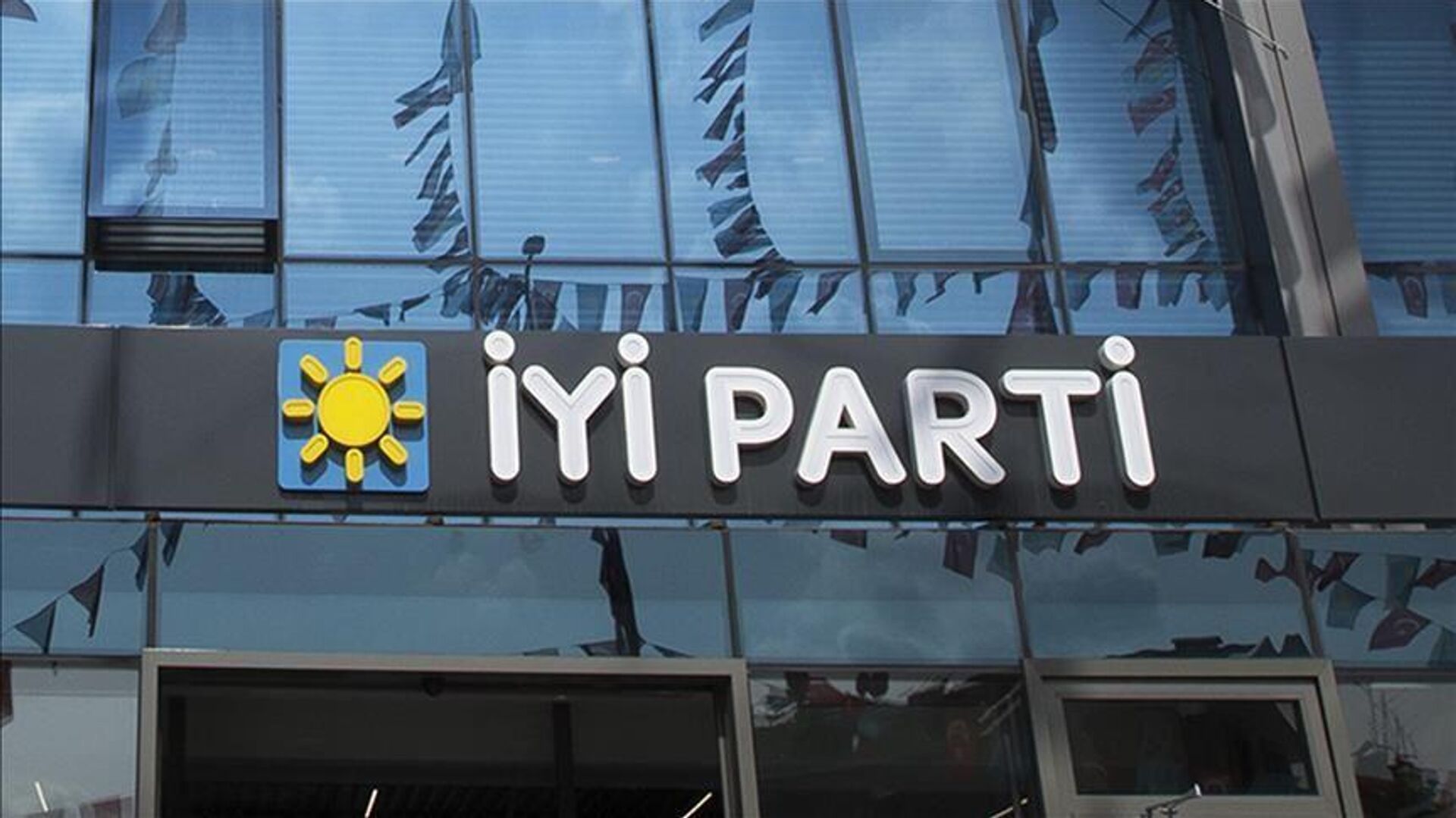 İYİ Parti'de toplu ayrılık: İbrahim Özkan ve 5 isim istifa etti!