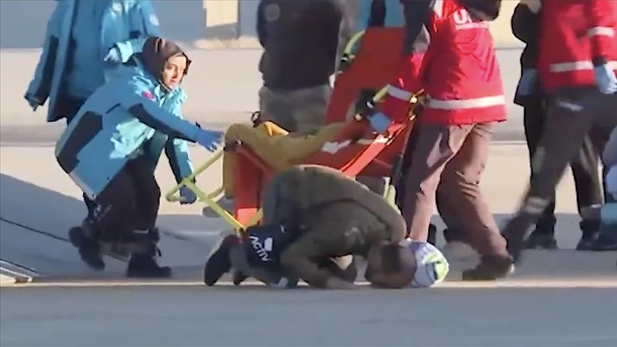 Koca, Türkiye'ye indiğinde şükür secdesi yapan Gazzeli babanın videosunu paylaştı