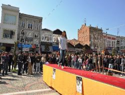 Üniversite Öğrencileri Sokak Defilesi Düzenledi