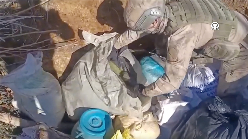 Diyarbakır'da 2 sığınakta 452 kilo esrar ve mühimmat bulundu