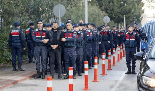 "Çukur Çetesi"ne yönelik "Kafes-24" operasyonunda yakalanan 43 şüpheli adliyede