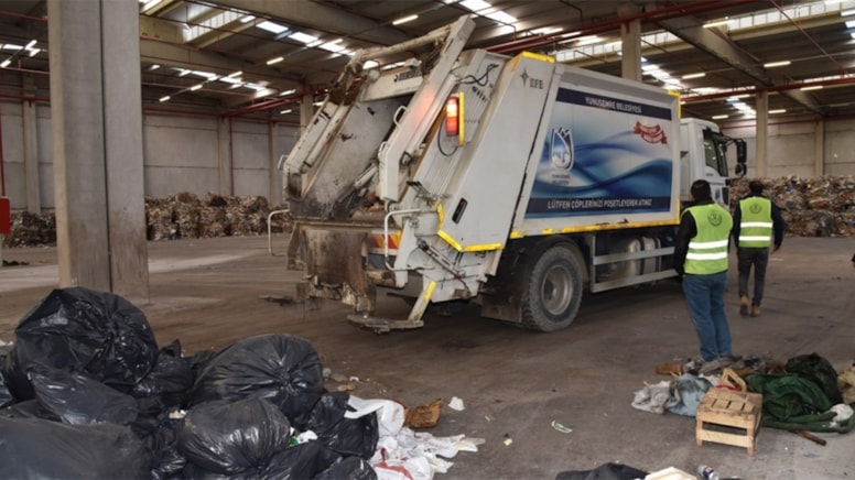 40 bin liralık altını çöpe attı, belediye ekipleri buldu