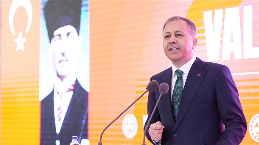 Yerlikaya'dan valilere: Ziyaret ettiğiniz bir eve sadece siz değil devletimiz gitmiş oluyor