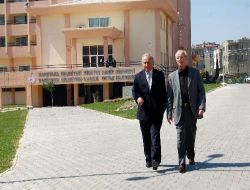 Huzurevindeki Görevliler Anahtar Deliğinden Kontrol Ettikleri İçin Ölen Yaşlıyı Görmemiş
