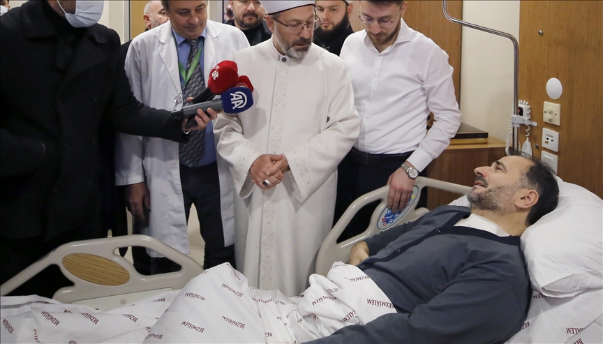 Diyanet İşleri Başkanı Erbaş, bıçaklı saldırıda yaralanan Fatih Camisi imamı Galip Usta'yı ziyaret etti