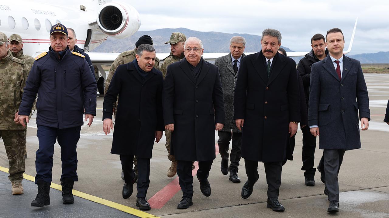 Milli Savunma Bakanı Güler sınır hattında..