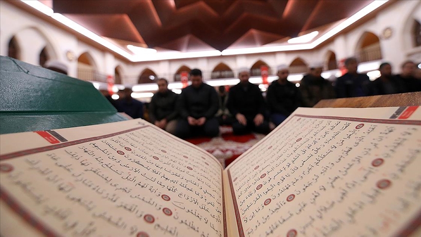 Şehitler için sabah namazında tüm camilerde dua edildi