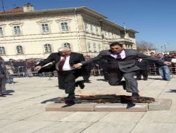 Ak Partili Vekil İle Cem Vakfı Başkanı Nevruz Ateşinden Birlikte Atladı