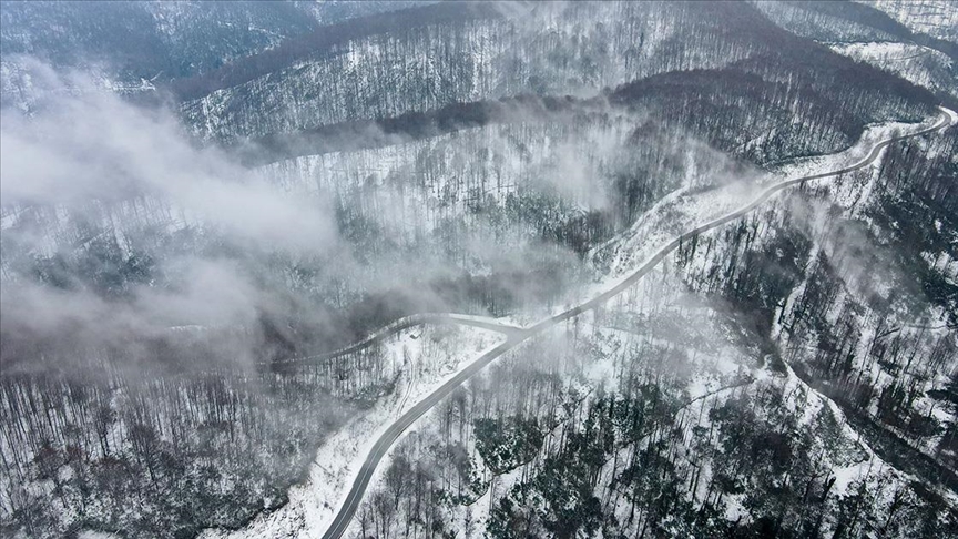 Düzce ve Sakarya'nın yüksek kesimlerinde kar etkili oluyor
