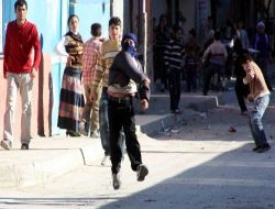 Mersin'de Terör Örgütü Yandaşları Polise Taş Yağdırdı