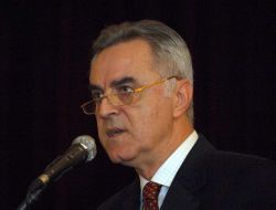 Galatasaray Kulübü'nün Eski Başkanı Özhan Canaydın Vefat Etti