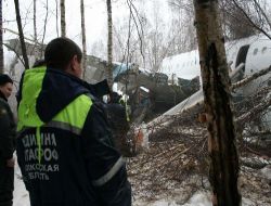 Moskova'da Ormana İnen Uçak, Üç Parça Oldu!!