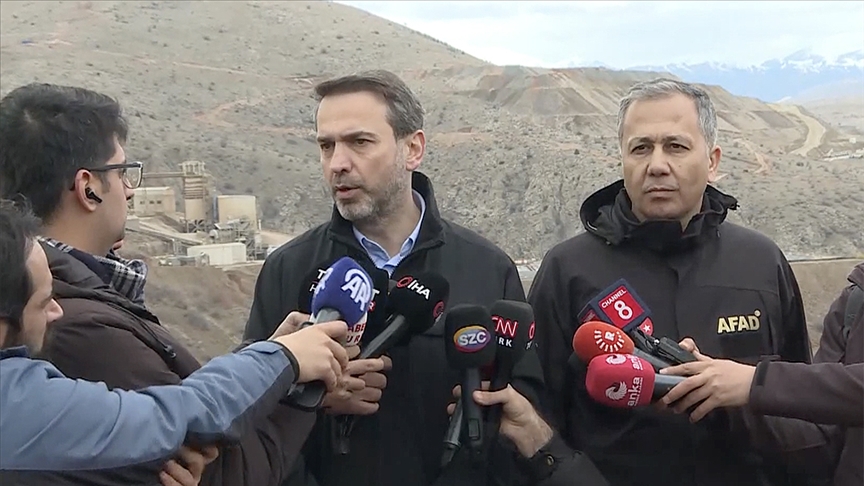 Bayraktar: Maden kazasında toprak kütlesinin taşınacağı alan tahliye edilmeye başland