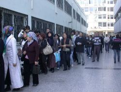 İzmir'de Elektronik Otobüs Kartı Alma Çilesi Devam Ediyor!!