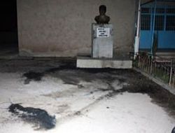 Atatürk Büstünde Lastik Yakanlar Yakalandı!