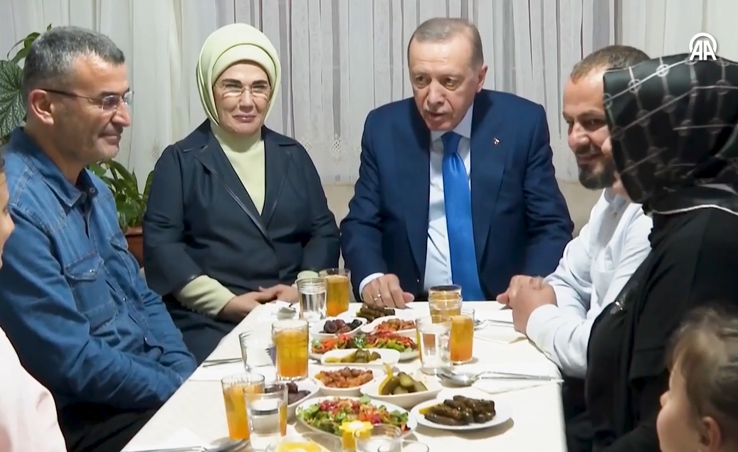 Cumhurbaşkanı Erdoğan, iftarda Taş ailesinin misafiri oldu
