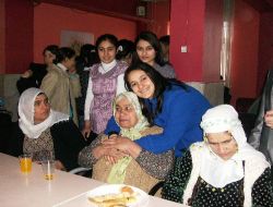Öğrenciler, Huzurevini Ziyaret Edip Yaşlıları Sevindirdi