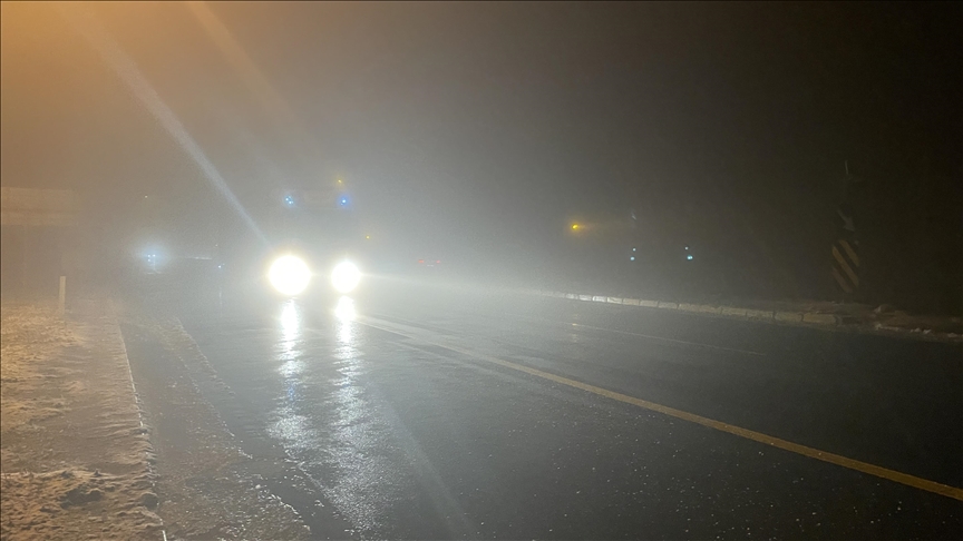 Bolu Dağı'nda kar yağışı ve yoğun sis etkili oluyor