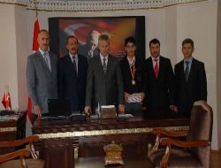 Vali Taşkesen, Tasarımda Türkiye Birincisi Olan Öğrenciyi Ödüllendirdi