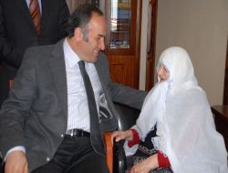 Vali Hacımüftüoğlu, Kendisini Ziyaret Eden Yaşlı Kadının Elini Öptü