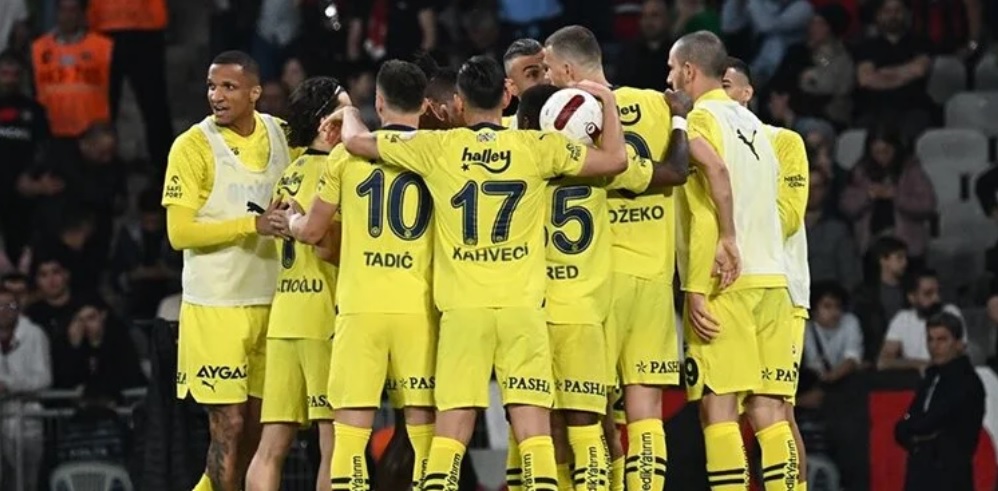 Fenerbahçe, VavaCars Fatih Karagümrük'ü deplasmanda 2-1 mağlup etti