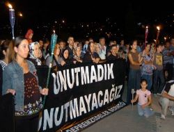 Büyük Depremin Yıldönümünde Meşalelerle Yürüdüler