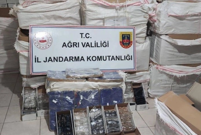 FLAŞ / Ağrı'da 53 bin 500 kaçak güneş gözlüğü ele geçirildi!