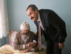 Siirt Emniyet Müdürü, 110 Yaşındaki Dedenin Elini Öptü