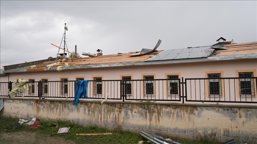 Erzurum'da hortum çatıları uçurdu