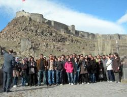 Üniversite Öğrencileri Mevsimin İlk Açık Hava Dersini Tarihi Mekanlarda Yaptı