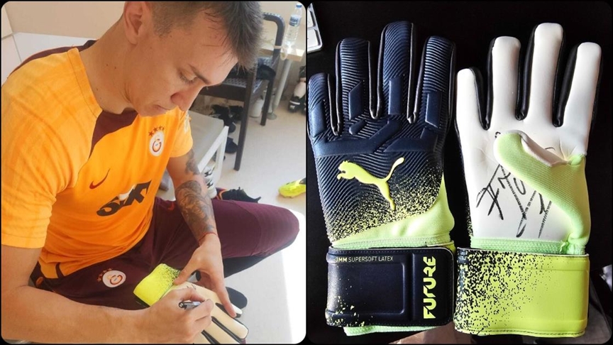 Muslera'dan Galatasaraylı taraftarlara imzalı eldiven