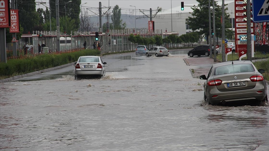 Kayseri'de sağanak yaşamı olumsuz etkiledi