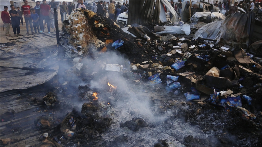 İsrail'in Refah kentinin batısındaki El-Mevasi bölgesinde Filistinlilerin çadırlarına düzenlediği saldırıda 20 kişi öldü