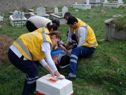 Üniversite Öğrencisi Mezarlıkta Kendini Bıçakladı