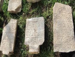 Yumurtacı Mescidi'nin Haziresinde Eski Mezar Taşları Bulundu