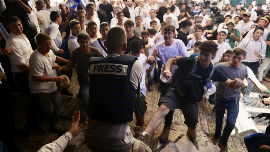 Fanatik Yahudilerin saldırısında yaralanan Filistinli gazeteci gözaltına alınmış