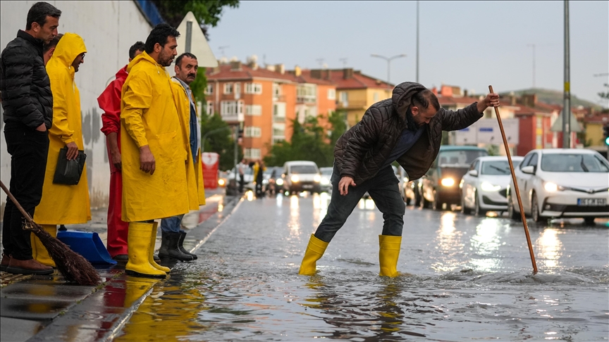 Başkentte şiddetli sağanak su baskınlarına neden oldu