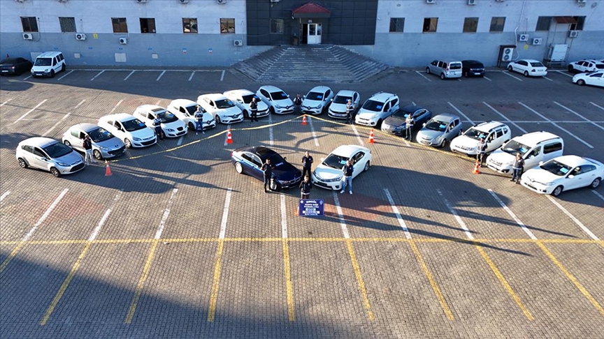 Depremde zarar gören otomobillere "change" işlemi yaptıkları iddiasıyla 21 kişiye gözaltı