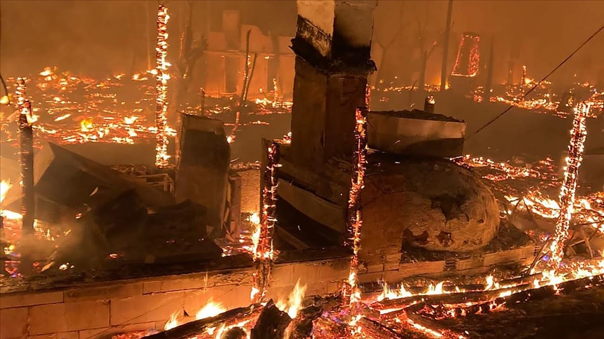 Antalya'da tatil amaçlı kullanılan bungalov evler yandı