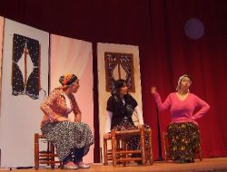 Gündüz İşçi, Gece Tiyatro Oyunculuğu Yapıyorlar