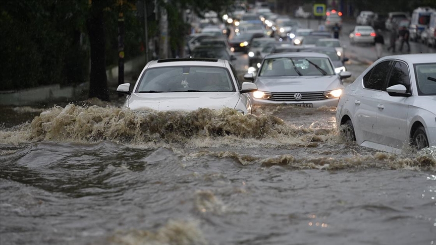 Ankara'da sağanak yağmur ve dolu etkili oldu