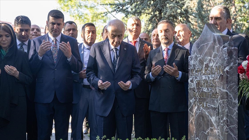 MHP Genel Başkanı Bahçeli, Alparslan Türkeş'in kabrini ziyaret etti